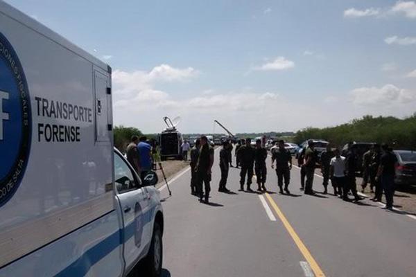 Desbarrancoacute un micro con gendarmes del destacamento Santiago del Estero en Salta- seriacutean 43 los muertos 