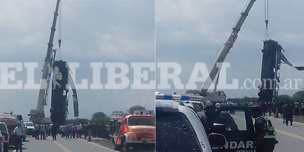 Desbarrancoacute un micro con gendarmes del destacamento Santiago del Estero en Salta- seriacutean 43 los muertos 