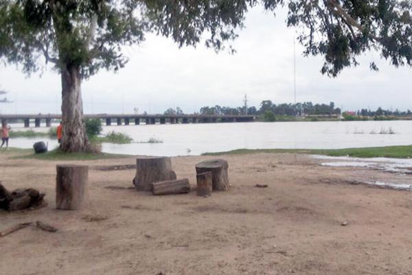 Advierten a los santiaguentildeos sobre la crecida del Riacuteo Dulce