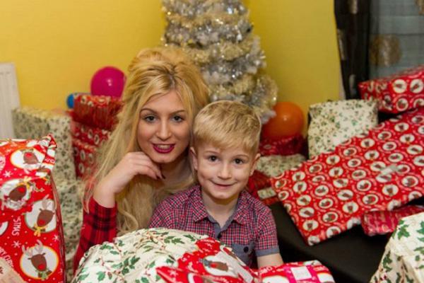 Una madre trabaja como actriz porno para comprarle regalos de Navidad a su hijo