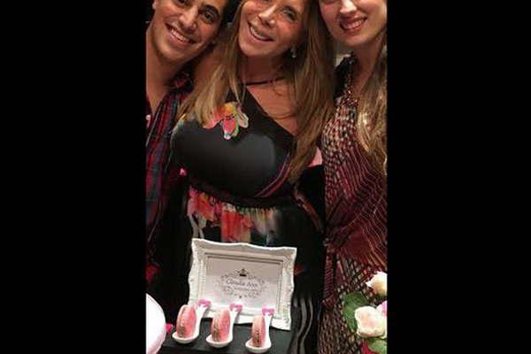 Adriana Brodsky cumplioacute 60 antildeos y lo festejoacute junto a sus hijos en Buenos Aires