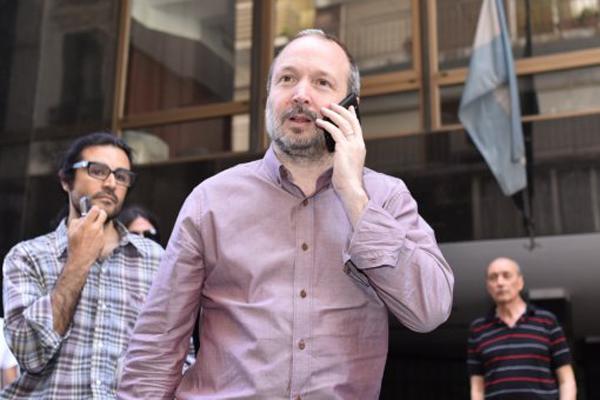 Finalmente Martiacuten Sabbatella acatoacute la orden y abandonoacute el edificio de la Afsca