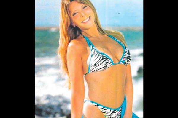 A los 60 antildeos la eterna bebota posoacute en bikini en Mar del Plata