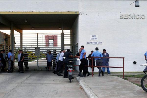Detuvieron a un guardiacaacutercel por la fuga de los condenados