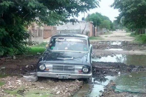 Robaron un auto se atascaron en el barro y lo abandonaron
