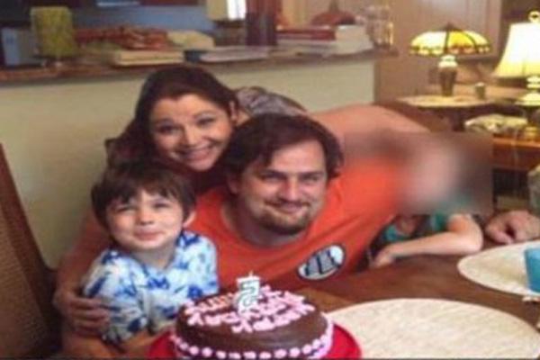 Muere nene de seis antildeos aplastado por su padre en el silloacuten de su casa