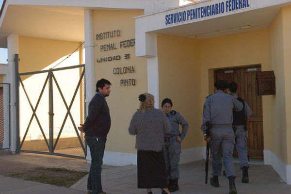 Dos reos heridos tras una revuelta con facas en Colonia Pinto