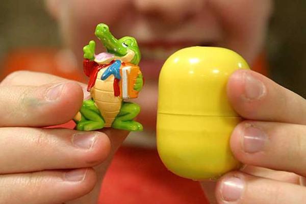 Increiacuteble- una nena murioacute al ahogarse con el juguete del huevito Kinder
