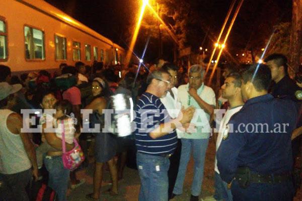 Colonia Dora- la estacioacuten de trenes convocoacute a mucha gente que pugnaba por un boleto