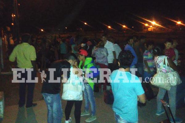 Colonia Dora- la estacioacuten de trenes convocoacute a mucha gente que pugnaba por un boleto