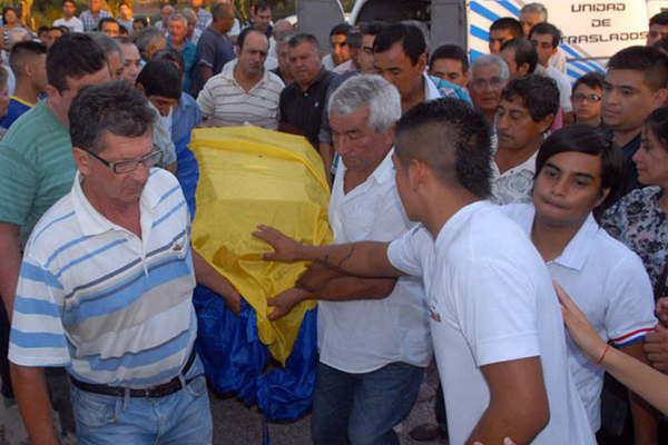 Hondo pesar en el sepelio de los dos joacutevenes muertos en Sumamao