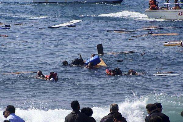 Al menos 37 migrantes se ahogaron frente a las costas de Turquiacutea