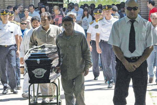 Sepultaron al oficial asesinado e internan al homicida en una cliacutenica psiquiaacutetrica