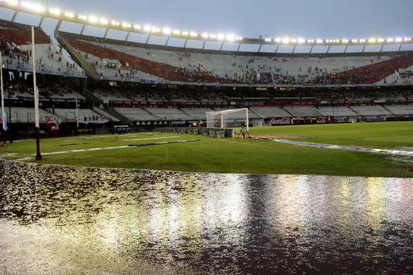 La lluvia torrencial inundoacute diferentes sectores del estadio Monumental
