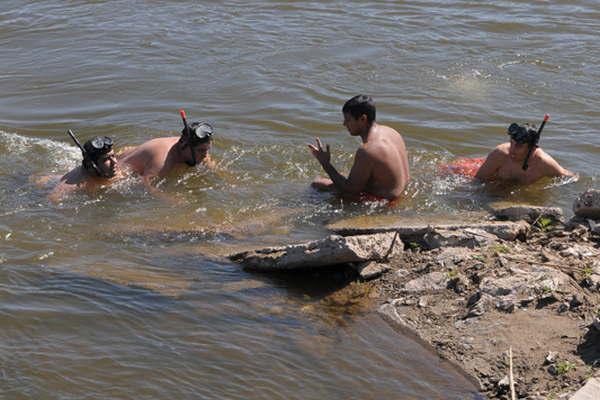 Rescatan a dos chicos del cauce del riacuteo Dulce