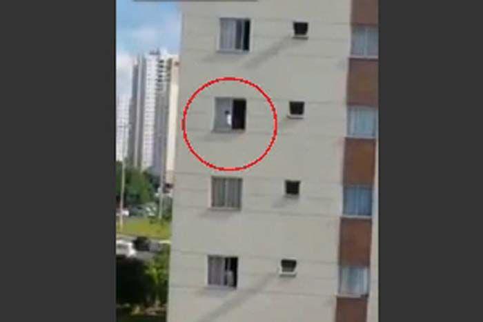 Video- bebeacute camina por la cornisa de un edificio