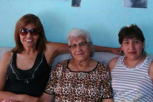 Dontildea Zita de Carabajal celebroacute sus 83 antildeos de vida bajo el caacutelido carintildeo de sus hijos y familiares