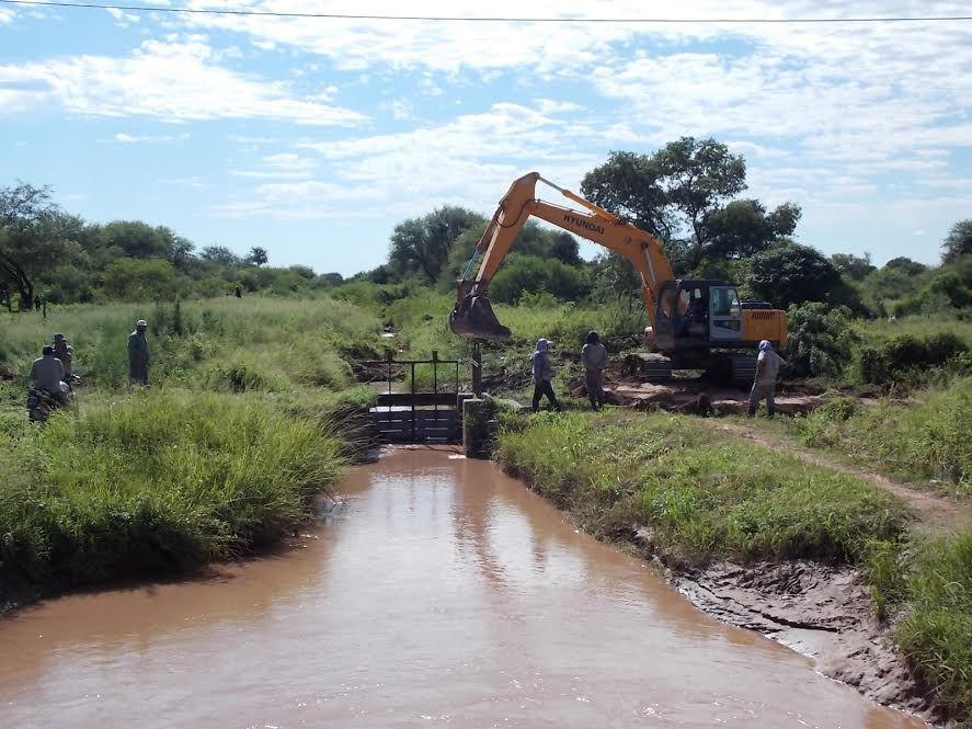 Retroexcavadoras realizan mantenimiento del Canal de Dios