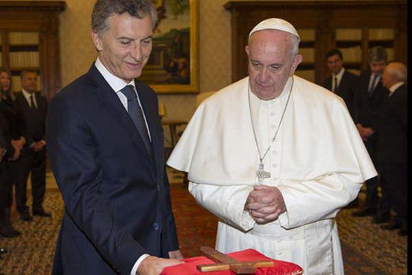 La cruz de Mataraacute el regalo que Macri le hizo al Papa