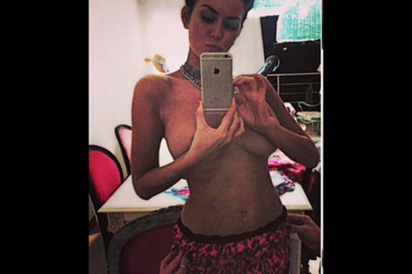 Karina Jelinek topless ratonero y poses sexies en ropa interior