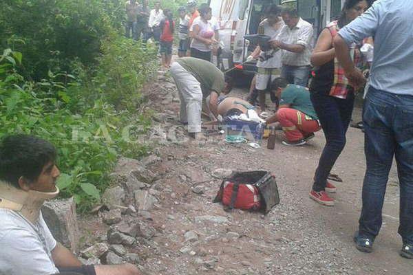 Un hombre fallecioacute al desbarrancar en un cerro una camioneta