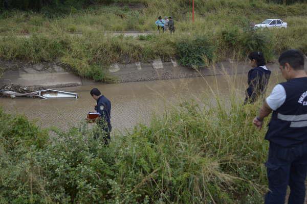 Descubren atauacuted flotando en las aguas del canal San Martiacuten