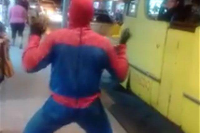 Miraacute el gracioso video del hombre arantildea santiaguentildeo que circula en Facebook