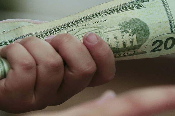 El doacutelar cerroacute sin cambios a 1560