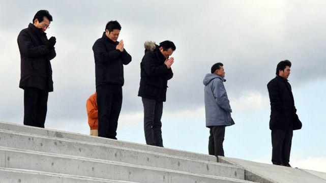 Japoacuten conmemora cinco antildeos del tsunami que dejoacute 18500 muertos