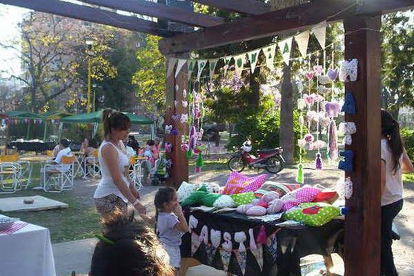 Invitan a la Feria de Artesanos que se realiza en el parque Aguirre