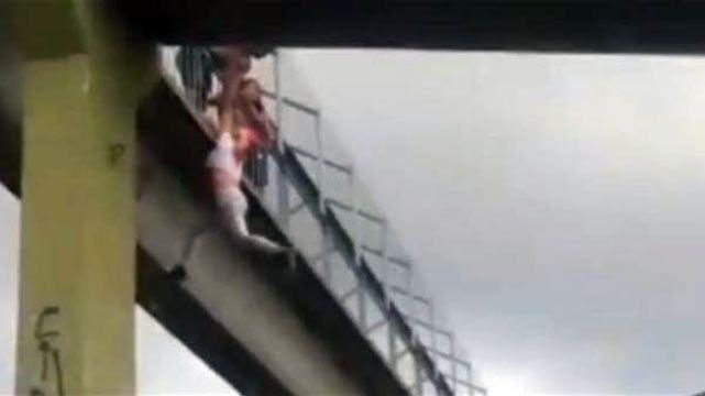 Es un santiaguentildeo el policiacutea que salvoacute a una mujer de suicidarse