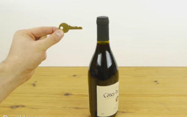 Video- aprendeacute a abrir un vino con una llave