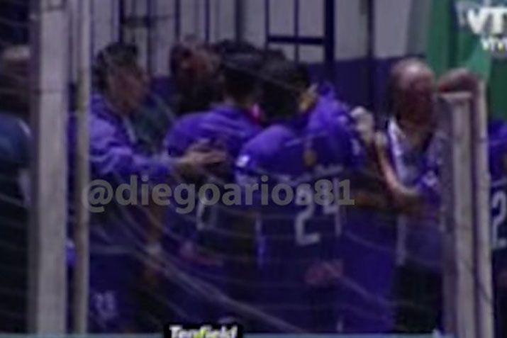 Dos compantildeeros de Defensor Sporting se agarraron a las pintildeas