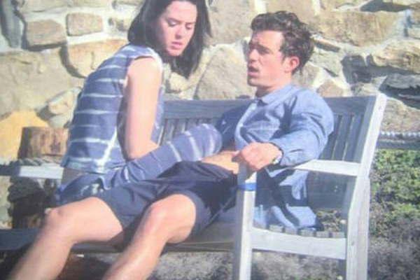 La cantante Katy Perry y el actor Orlando Bloom sellaron su amor con un tierno beso en las playas de Malibuacute