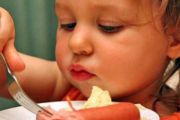 Consumir maacutes de doce salchichas al mes puede provocar leucemia infantil