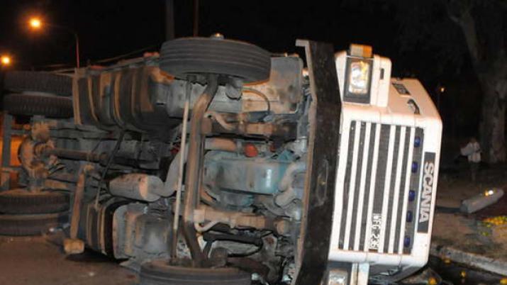 Camioacuten cargado con maiacutez volcoacute y perdioacute toda su carga