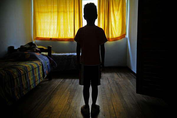 Pequentildeo de 5 antildeos fue violado por el amigo de 16 y luego intentoacute suicidarse