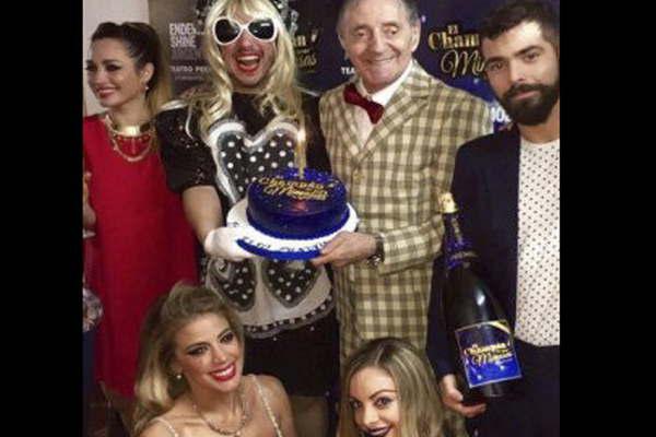 El champaacuten las pone mimosas festeja su gran eacutexito