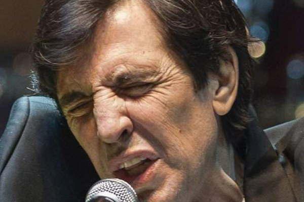 Murioacute Manolo Tena iacutecono de la movida madrilentildea 