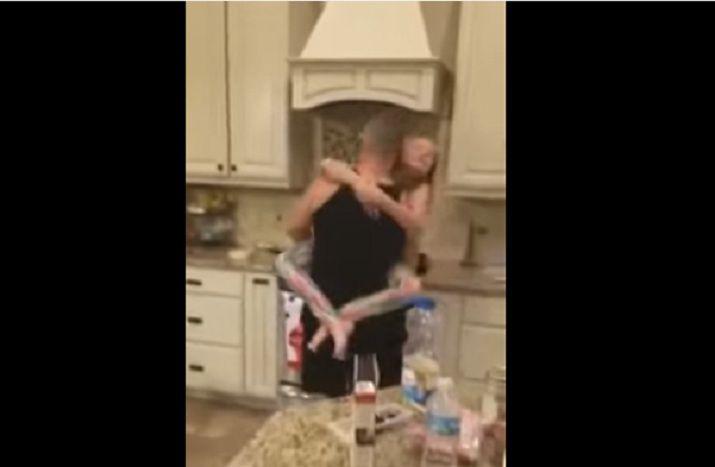 Un video de un padre bailando con su hija generoacute poleacutemica en las redes sociales