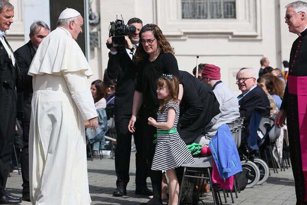 El Papa cumplioacute el deseo de nintildea que se quedaraacute ciega