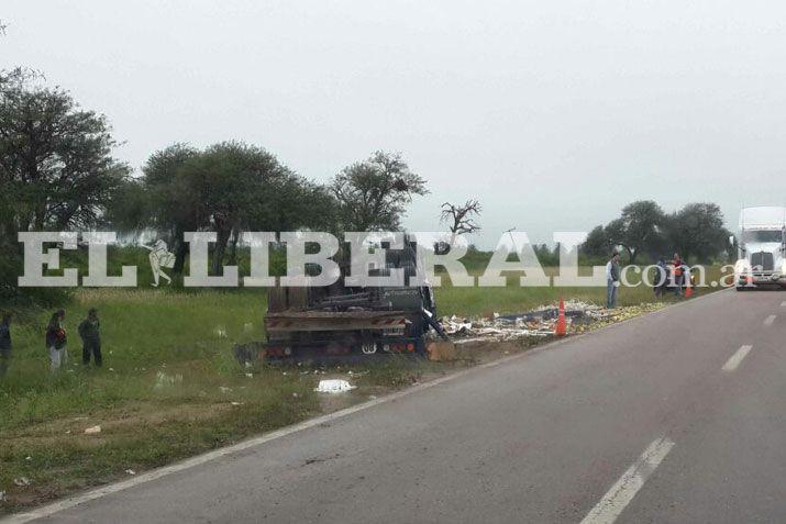 Espectacular vuelco de un camioacuten sobre ruta 34