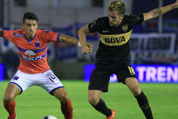 Boca usoacute la camiseta alternativa negra con nuacutemeros y vivos dorados