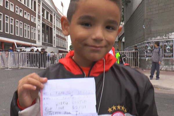 Un nintildeo de 6 antildeos le ofrecioacute sus dedos a Toranzo