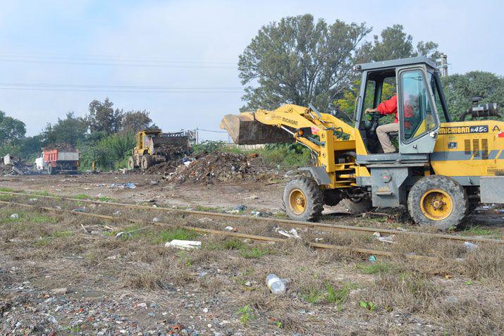Desaprensivos continuacutean generando basurales sobre las viacuteas del ferrocarril