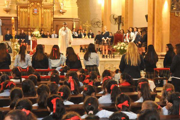 El Colegio Beleacuten celebroacute 130 antildeos al servicio  de los santiaguentildeos en una emotiva ceremonia