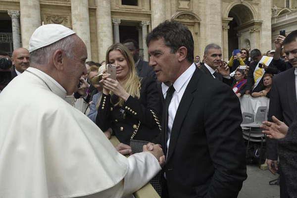 Un emocionado Antonio Banderas se encontroacute con el papa Francisco