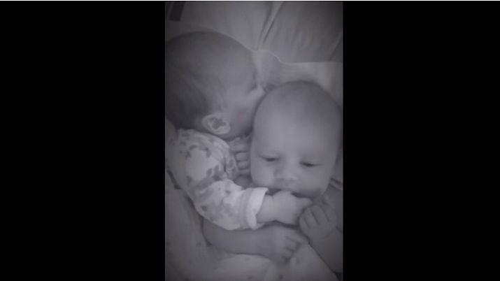 Bebeacute calma a su hermano gemelo para que deje de llorar