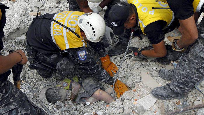 Asciende a 350 el nuacutemero de muertos en Ecuador