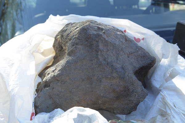 Allanan una casa y secuestran fragmentos de meteoritos que eran ofrecidos para la venta